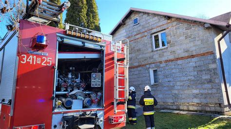 Duża liczba wozów strażackich i ratowników pracujących przy płonącym budynku mieszkalnym w Zawoi.