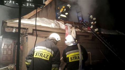 Schemat przedstawiający rozprzestrzenianie się ognia w drewnianym budynku mieszkalnym.