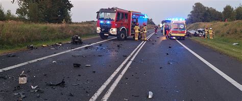 Zdjęcie samochodu wojskowego objętego pożarem na drodze krajowej nr 10