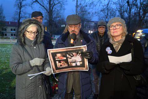 Zdjęcie przedstawiające rodzinę Piotra Szczęsnego lub symboliczną scenę wsparcia