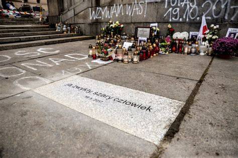 Zdjęcie tablicy upamiętniającej Piotra Szczęsnego na placu Defilad