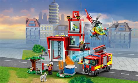 Zdjęcie złożonego zestawu LEGO City Remiza Strażacka 7945 z wozami strażackimi i minifigurkami