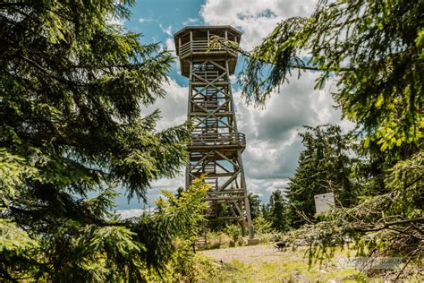 Zewnętrzny widok na remizę OSP Czerniec z widoczną kapliczką św. Floriana