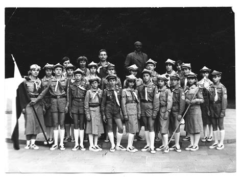 Zdjęcie przedstawiające młodych harcerzy w okresie przedwojennym lub okupacyjnym