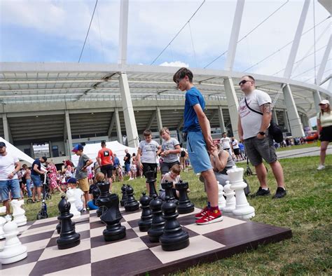 Zdjęcie przedstawiające strażacki piknik rodzinny na stadionie OSiR z atrakcjami dla dzieci.