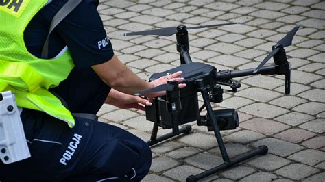 Policyjny dron nad drogą obserwujący ruch