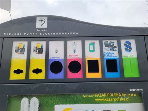 Zdjęcie przedstawiające punkt zbiórki darów w jednej z remiz OSP, z widocznymi zebranymi artykułami pomocowymi