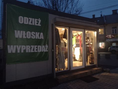 zdjęcie przedstawiające spalony butik handlowy na placu targowym