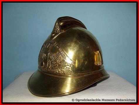 Zdjęcie przedstawiające zabytkowe paradne hełmy strażackie.
