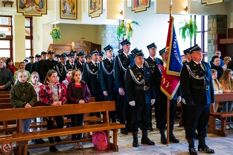 Zdjęcie zespołu mażoretek OSP Mogilno z medalami