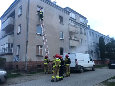 Zdjęcie strażaków pracujących przy budynku wielorodzinnym w Będzinie-Grodźcu
