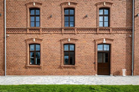 zdjęcie nadpalonych drzwi budynku, być może starego dworca
