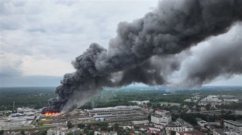 Zdjęcie przedstawiające gęsty słup czarnego dymu unoszący się nad miastem Gliwice