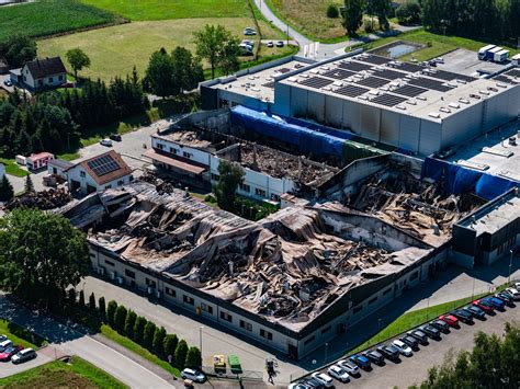 Zdjęcie przedstawiające halę produkcyjną po pożarze, z widocznymi zniszczeniami