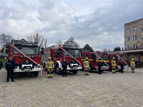 Współczesne wozy bojowe OSP Kałuszyn przed remizą
