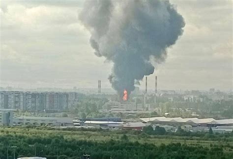 Zdjęcie przedstawiające kłęby czarnego dymu unoszące się nad kompleksem hal dawnej fabryki w Gliwicach