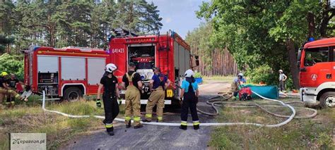 Zdjęcie przedstawiające pracę strażaków podczas gaszenia pożaru