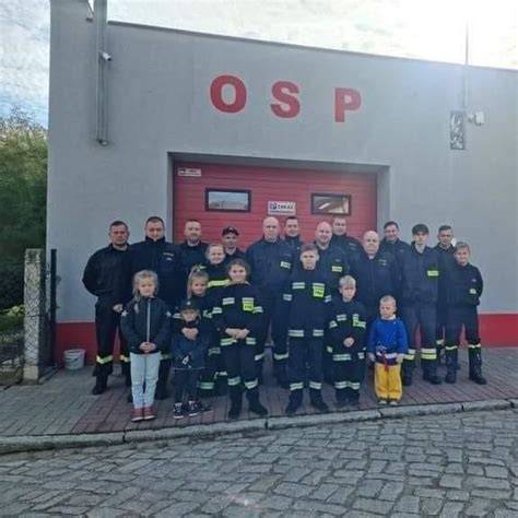 Zdjęcie przedstawiające starą remizę OSP Kłoda lub jej budowę