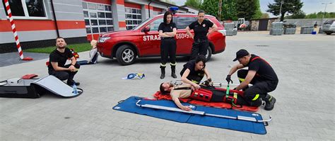 Strażacy OSP podczas ćwiczeń z użyciem defibrylatora