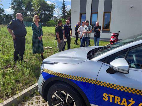 Zdjęcie przedstawiające strażników gminnych podczas kontroli porządkowej lub patrolowania terenu