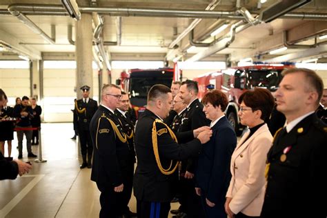 zdjęcie druha Michała Cioska w mundurze OSP, dowodzącego uroczystością