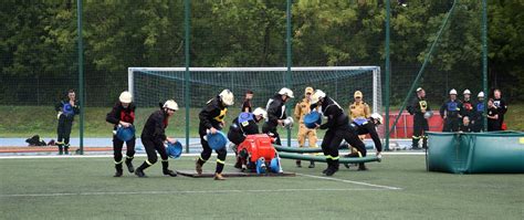 Uczestnicy zawodów sportowo-pożarniczych wykonujący ćwiczenie bojowe