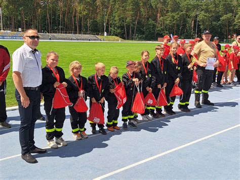 Dzieci w strojach strażackich podczas zawodów 