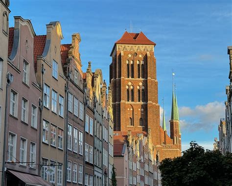Widok na wieżę Mariacką w Krakowie (tzw. Hejnalicę) z perspektywy placu
