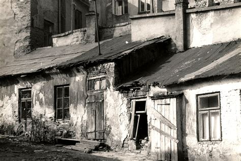 Zdjęcie historycznego dworku przy ulicy Wesołej, objętego pożarem