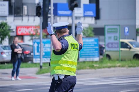 Policjant kierujący ruchem drogowym na skrzyżowaniu