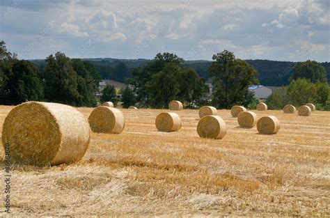 Płonące baloty słomy na polu