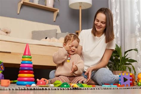 Zdjęcie dziecka bawiącego się klockami strażackimi