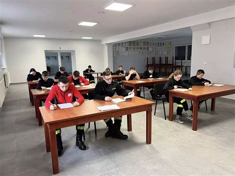 Młodzi uczestnicy piszący test podczas turnieju wiedzy pożarniczej w Iwkowej