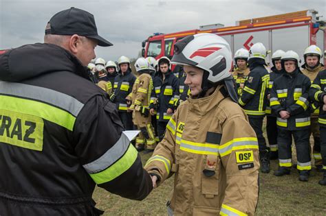 Zdjęcie strażaczek z OSP Zabiele z ich 