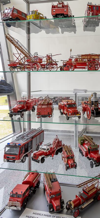 Zdjęcie przedstawiające kolekcję modeli wozów strażackich w różnych skalach