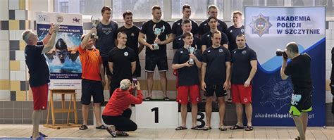 Zdjęcie przedstawiające ceremonię wręczenia nagród i pucharów na zawodach strażackich w Starej Łomnicy
