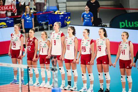 Zdjęcie drużyny strażackiej podczas meczu siatkówki