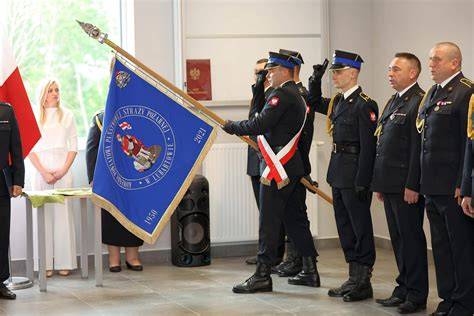 Zdjęcie przedstawiające strażaka odbierającego medal