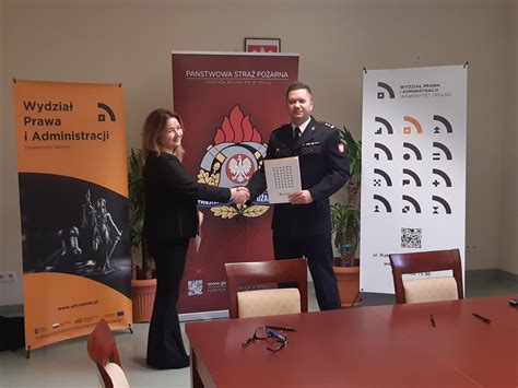 Defilada pożarnicza przed komendą w Opolu