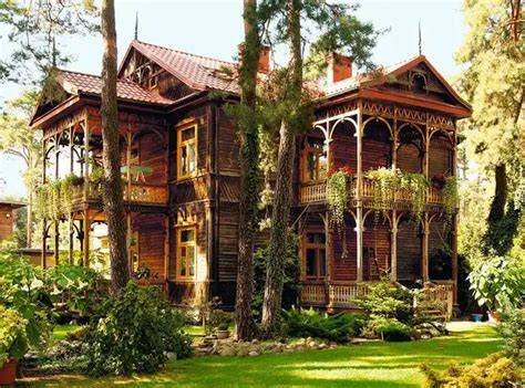 Typowy drewniany dom w stylu świdermajer, architektura charakterystyczna dla Wawra i okolic Otwocka