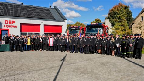 zdjęcie z obchodów 60-lecia OSP Stare Grabie, z druhami i lokalnymi władzami