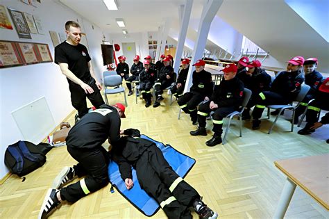 Grupa dzieci z Młodzieżowej Drużyny Pożarniczej podczas ćwiczeń