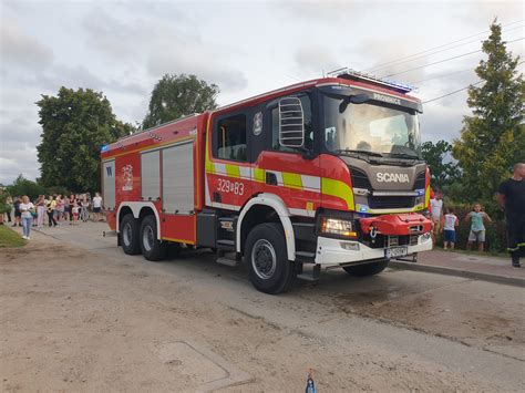 Nowoczesny samochód strażacki marki Scania GCBA 5/36 w remizie OSP Raciąż