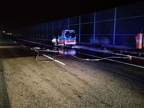 zdjęcie płonącego autobusu na autostradzie A4 z widocznymi służbami ratowniczymi