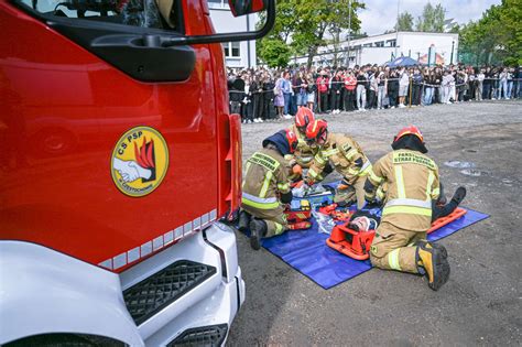Symulacja wypadku drogowego z udziałem samochodów strażackich i służb ratowniczych