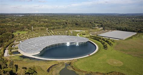 Widok na Centrum Technologii McLarena w Woking