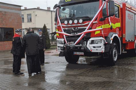 Zdjęcie uroczystości przekazania wozu dla OSP Starkowo