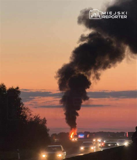 Widok dymu unoszącego się nad płonącym budynkiem w Radzyminie.