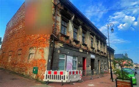 Zdjęcie przedstawiające opuszczoną kamienicę w centrum miasta