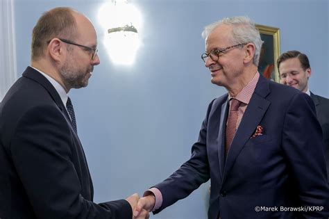 Tematyczne zdjęcie wejścia do Kancelarii Premiera